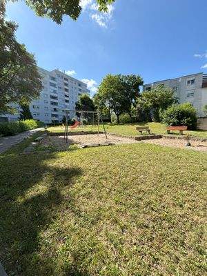 Aussenbereich mit Spielplatz