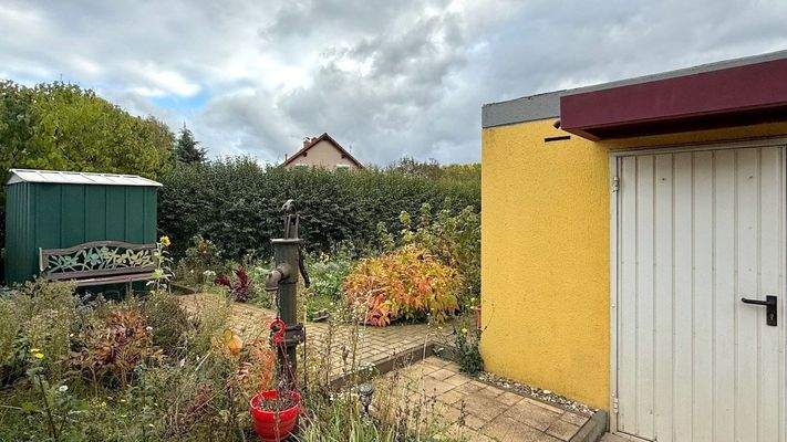 Kleiner Rückzugsort eingebettet im Grün