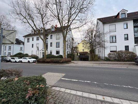 2 Häuser, mittig TG-Zufahrt