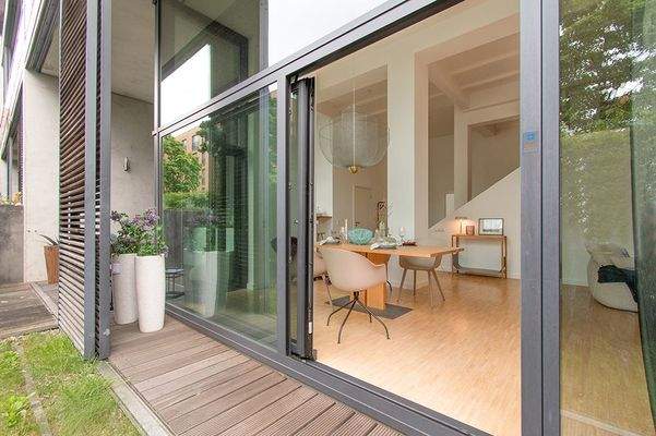 Große Schiebetüren und Fensterfronten generieren reichlich Tageslicht