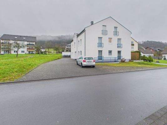 Einfahrt Mehrfamilienhaus