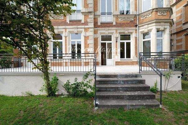 große Terrasse mit Treppe zum Garten