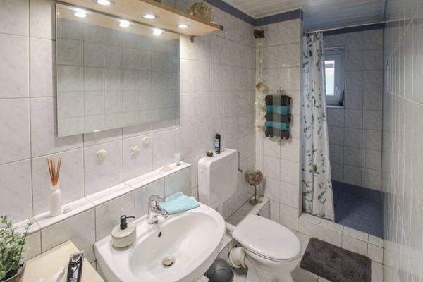 Badezimmer mit Dusche EG