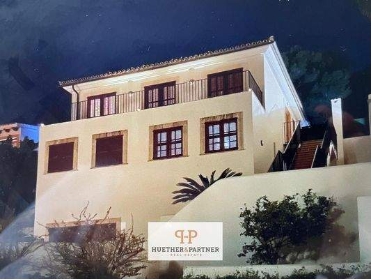 Haus von aussen bei Nacht