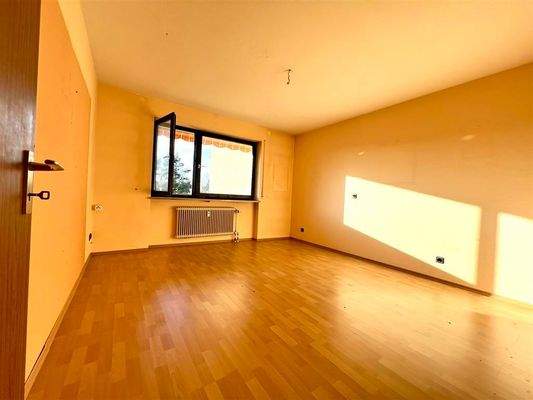 geräumiges Schlafzimmer