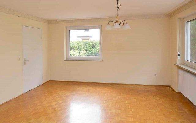 Esszimmer mit Parkettbelag - linke Tür ist Zugang Küche