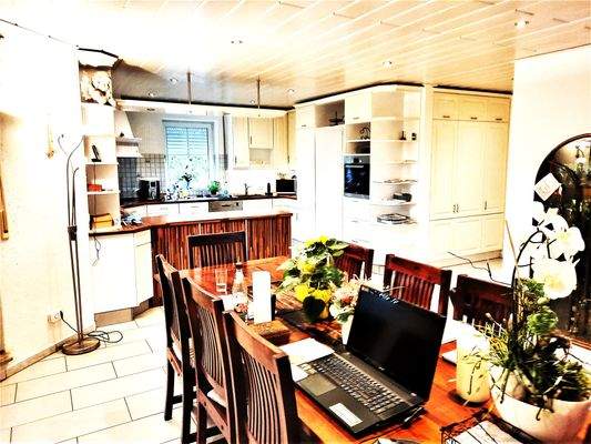 Neue Küche mit Speisekammer