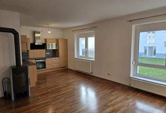 Helles Hauptzimmer mit 2 großen Fenstern