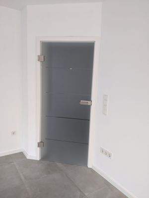 Moderne Milchglastüren.jpg