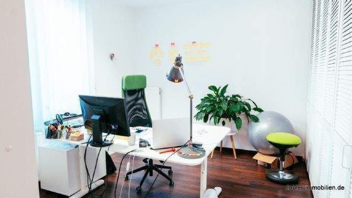 Büro Zimmer 3 mit Blick zum Innenhof