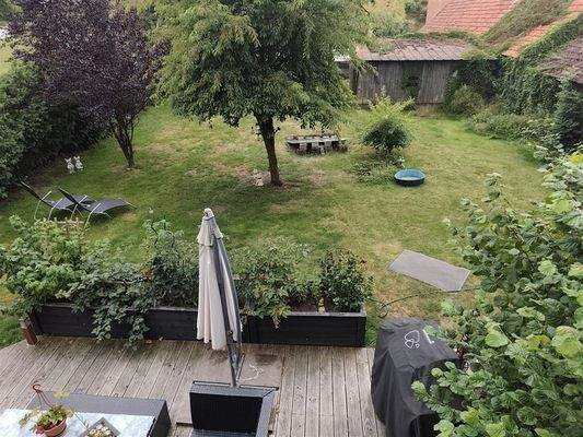 Blick in den Garten mit Terrasse 