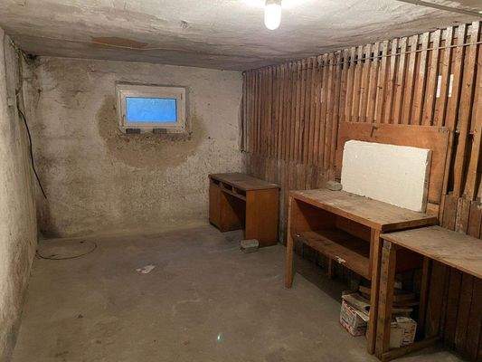 Großer Abstellraum mit Werkbank im Untergeschoss