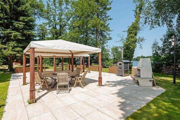 Terrasse mit Außenküche.jpg