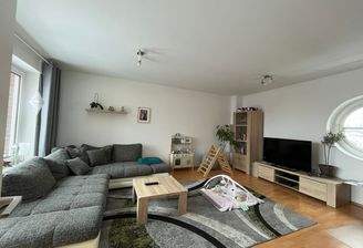 Helles Wohnzimmer mit Sofa