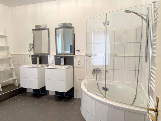 EG Bad mit Duschwanne