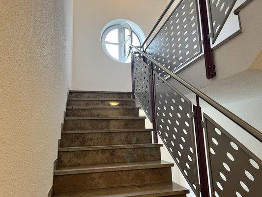 ansprechendes Treppenhaus mit Marmor