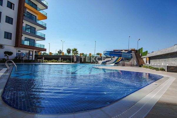 Seafront Home in a Complex with a Pool in Mahmutlar Alanya
