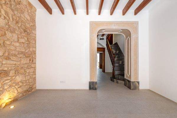 Wohnbereich und Treppenaufgang