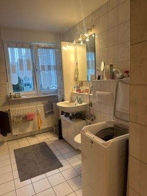 Helles Badezimmer mit Waschmaschine