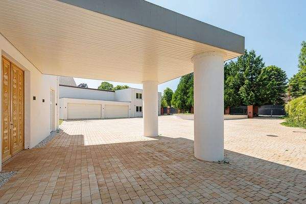 Auffahrt zum Haupthaus.jpg