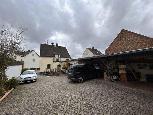 Hof mit Stellplätzen