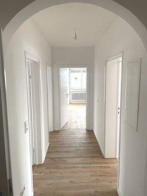 Heller Flur mit Holzboden