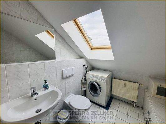 Bad mit Wanne und Fenster