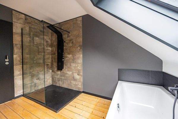 OG: Dusche und Badewanne