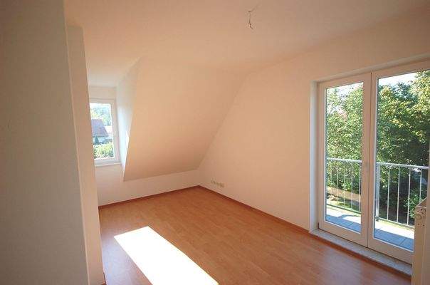 Zimmer OG mit Balkonzugang