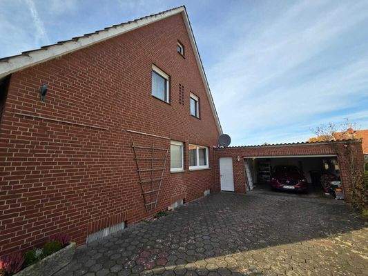 Seitenansicht mit Garagenzufahrt