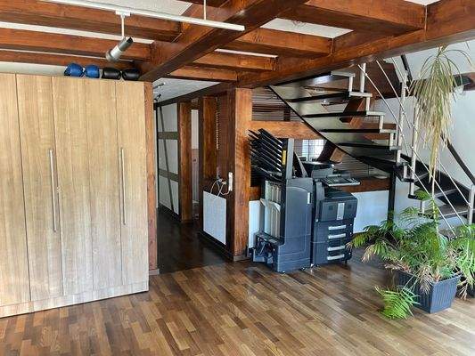 EFH Wohnzimmer mit Zugang zum Dachgeschoss