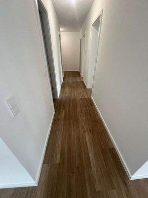 Langer Flur mit Holzboden