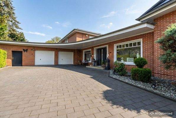 [KI-optimiertes Foto] Die großzügige Auffahrt