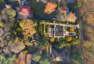 Luftaufnahme eines herbstlichen Gartengrundstücks