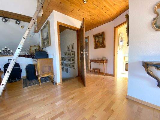 Wohnraum OG und Treppe zum EG