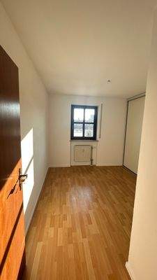 Helles Zimmer mit Fenster