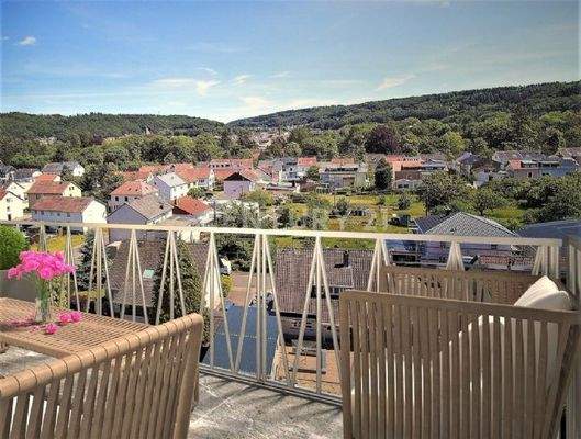 Balkon mit Einrichtungsbeispiel