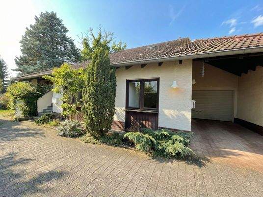 Der geschützte Zugang zum Haus über den großen Carport