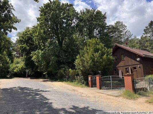 Lage des Hauses am Waldrand und am Ende einer Saclgasse