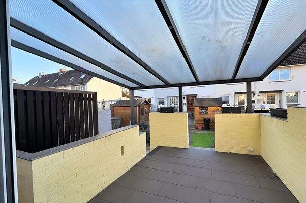 Terrasse mit Blick in den Garten