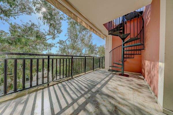 Balkon mit Zugang zur Dachterrasse