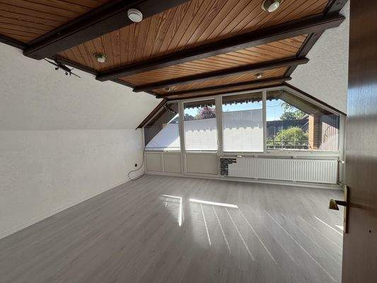 Wohnzimmer mit Balkon im Dachgeschoss