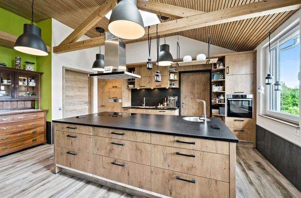 Insel mit Granitarbeitsplatte