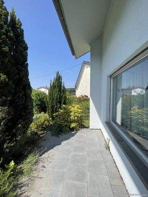 kleine Terrasse vor dem Wohnzimmer