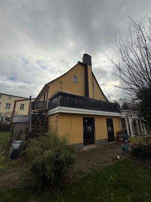 Hausansicht mit Balkon