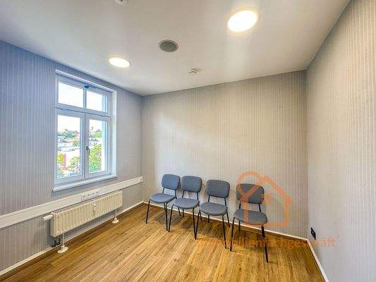 Modernes Büro mit Stühlen