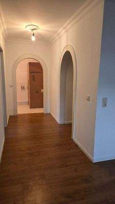 Blick zum Flur (mit Kühlschrankkarton)