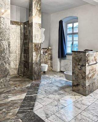 individuelles Badezimmer mit Carraramarmor OG