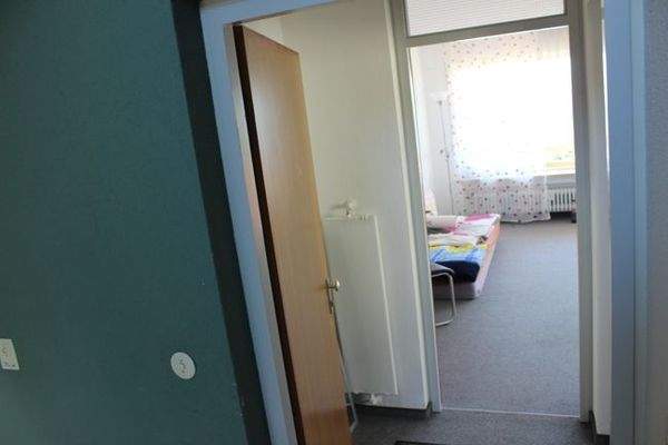 Blick vom Flur in den Wohnbereich