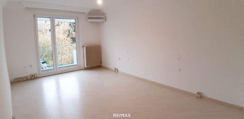 2. Etage Zimmer 4, Blick z. Balkon, Klimaanl.